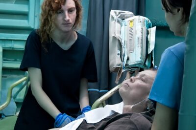 Incroyable ! Le père veuf s’est évanoui à la fête, et l’infirmière qui l’a sauvé a fait une découverte choquante qui l’a laissé… sans voix !