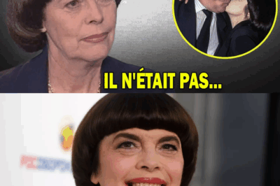 🚨 Scandale et Révélations Choc ! 🚨 La légende vivante Mireille Mathieu n’a pas seulement une voix d’ange… Elle cachait un terrible secret pendant 60 ans ! 😱 Sa “double vie” est enfin révélée ! L’icône française, surnommée la “demoiselle d’Orléans”, menait une existence parallèle que PERSONNE n’aurait pu soupçonner… 💔 Son incroyable ascension, sa coupe au bol emblématique, son sourire parfait… tout cela n’était qu’une façade pour masquer une réalité bouleversante, faite de solitude, de souffrance et de choix inattendus. Le mystère autour de Mireille Mathieu, cette petite fille d’Avignon devenue star mondiale, est sur le point d’être élucidé. Oubliez tout ce que vous pensiez savoir sur elle. ✨ Préparez-vous à une plongée vertigineuse au cœur des zones d’ombre d’une carrière sans précédent. Ce que nous allons vous dévoiler va vous faire frissonner… et réécrire l’histoire de la chanson française. 🎤  👀 Lire la suite ➡️ Pour découvrir la vérité sur la double vie de Mireille Mathieu, cliquez ici ! ➡️