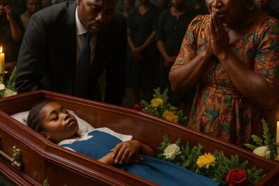 ELLE EST MORT LE JOUR OÙ ELLE DEVAIT COMMENCER L’ÉCOLE 😢 Le soleil du matin avait à peine étendu ses bras sur les toits fissurés du village d’Okechi lorsque la petite Kamsi se tenait pieds nus sur le sol en argile de leur cour, serrant son ardoise comme si c’était la chose la plus précieuse au monde.